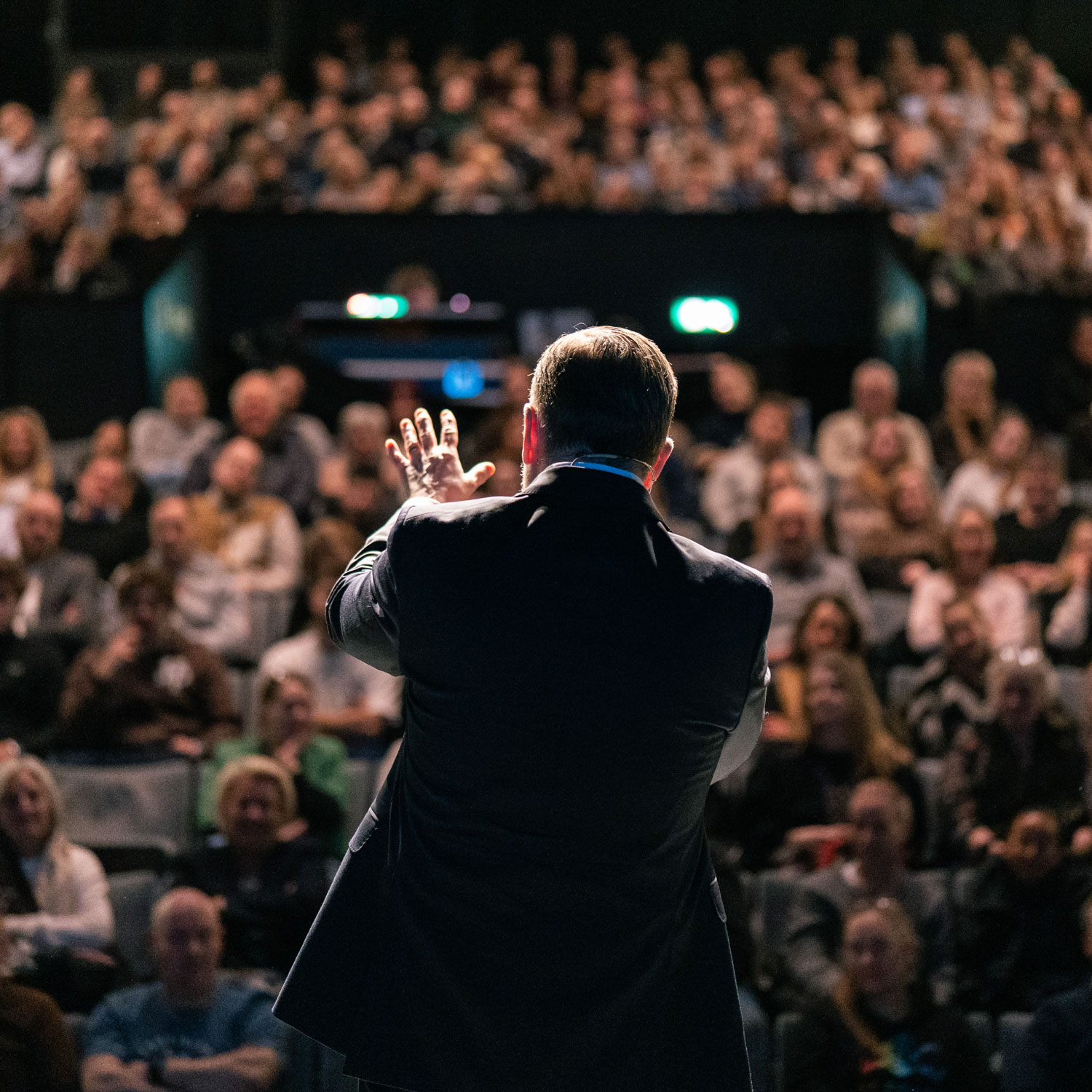 Thomas Erikson spreekt voor een volle zaal
